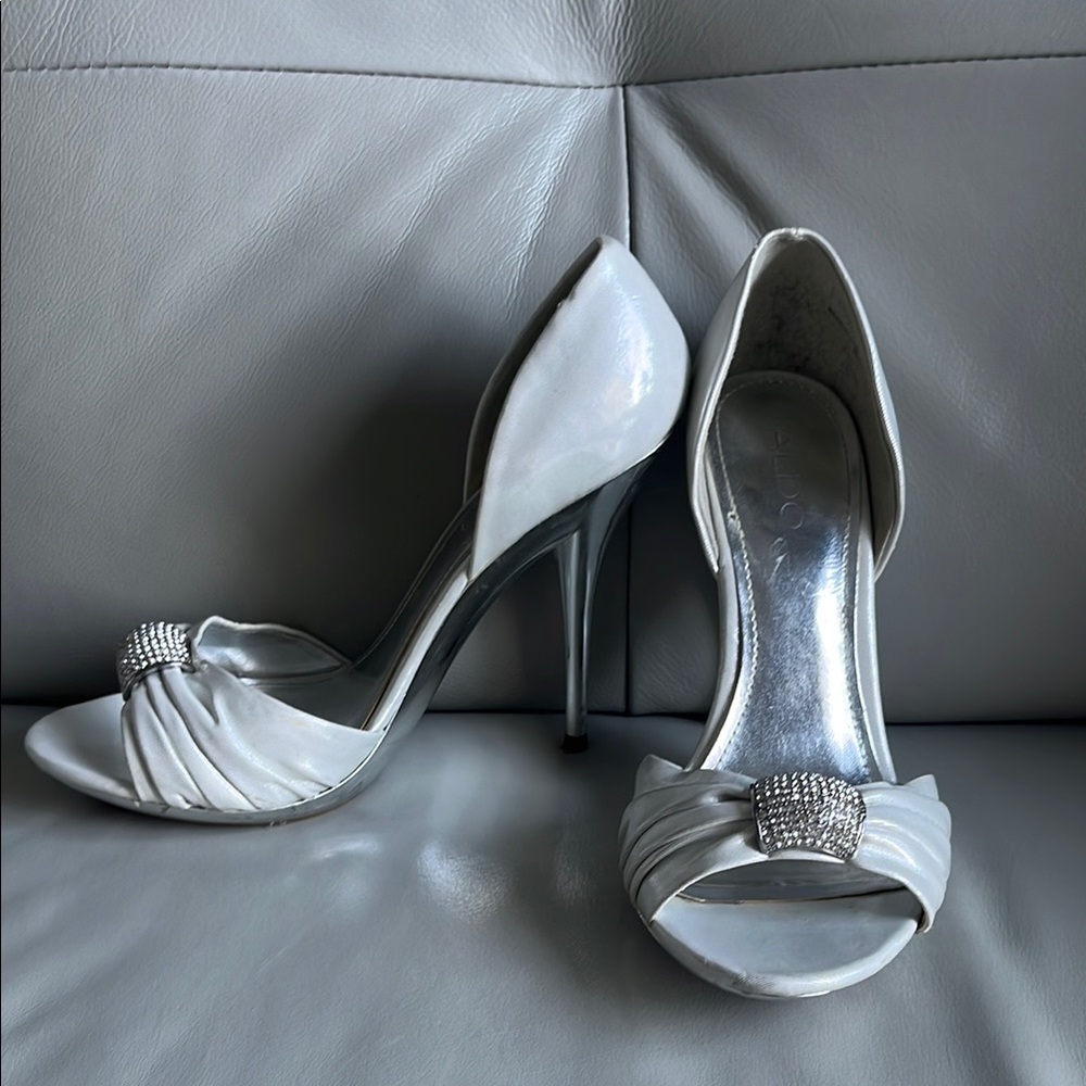 ⭐️ 2/$10 or 3/$15 - Aldo Silver Peep-Toe Heels with Bow Detail